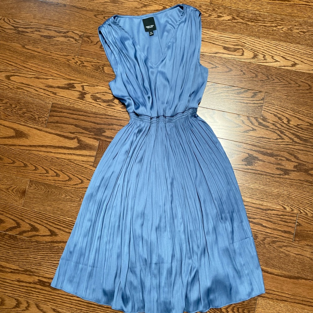 Vera Wang- Midi-sleeveless blue shade party dress. Simply Vera line.
